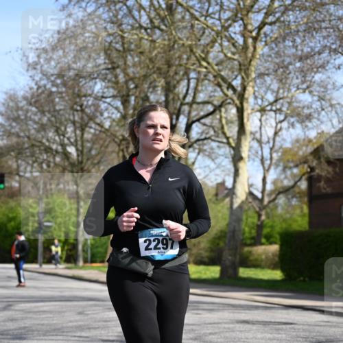 12.04.2026 - 45. Internationalen Wilhelmsburger Insellauf J. Mangold http://msf.ph/oto/9471975 12.04.2026 11:28:22 Ziel 2297, 2429, 2342, 2109 meine-sportfotos.de