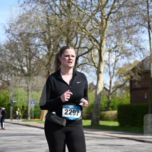 12.04.2026 - 45. Internationalen Wilhelmsburger Insellauf J. Mangold http://msf.ph/oto/9471977 12.04.2026 11:28:23 Ziel 2297, 2429, 2342, 2109 meine-sportfotos.de