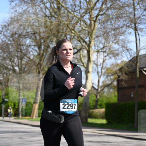 12.04.2026 - 45. Internationalen Wilhelmsburger Insellauf J. Mangold http://msf.ph/oto/9471978 12.04.2026 11:28:23 Ziel 2297, 2429, 2342, 2109 meine-sportfotos.de