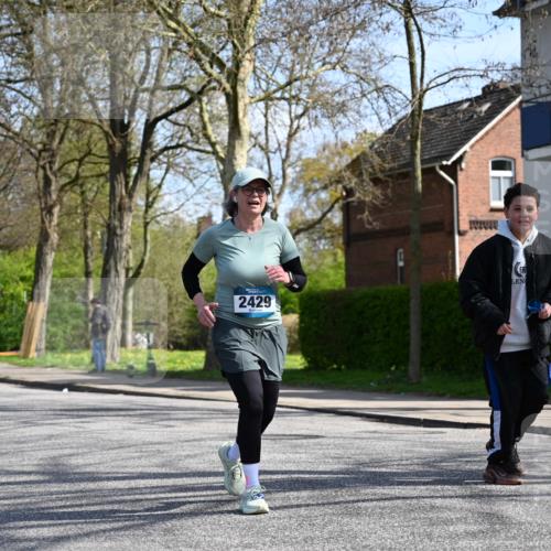 12.04.2026 - 45. Internationalen Wilhelmsburger Insellauf J. Mangold http://msf.ph/oto/9472015 12.04.2026 11:28:33 Ziel 2297, 2429, 2429, 2342, 2109 meine-sportfotos.de