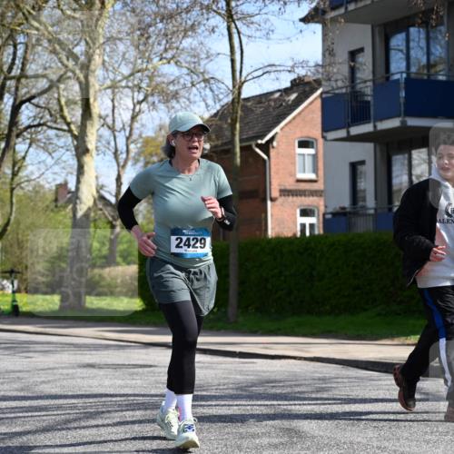 12.04.2026 - 45. Internationalen Wilhelmsburger Insellauf J. Mangold http://msf.ph/oto/9472030 12.04.2026 11:28:33 Ziel 2297, 2429, 2429, 2342, 2109 meine-sportfotos.de