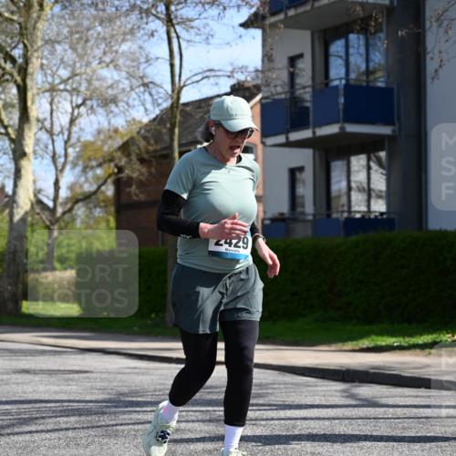12.04.2026 - 45. Internationalen Wilhelmsburger Insellauf J. Mangold http://msf.ph/oto/9472044 12.04.2026 11:28:34 Ziel 2297, 2429, 2342, 2109 meine-sportfotos.de