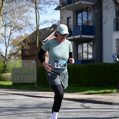 12.04.2026 - 45. Internationalen Wilhelmsburger Insellauf J. Mangold http://msf.ph/oto/9472051 12.04.2026 11:28:34 Ziel 2297, 2429, 2342, 2109 meine-sportfotos.de