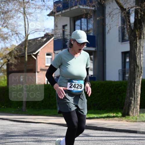 12.04.2026 - 45. Internationalen Wilhelmsburger Insellauf J. Mangold http://msf.ph/oto/9472057 12.04.2026 11:28:34 Ziel 2297, 2429, 2342, 2109 meine-sportfotos.de