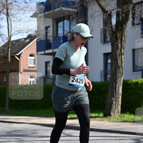 12.04.2026 - 45. Internationalen Wilhelmsburger Insellauf J. Mangold http://msf.ph/oto/9472060 12.04.2026 11:28:35 Ziel 2297, 2429, 2342, 2109 meine-sportfotos.de