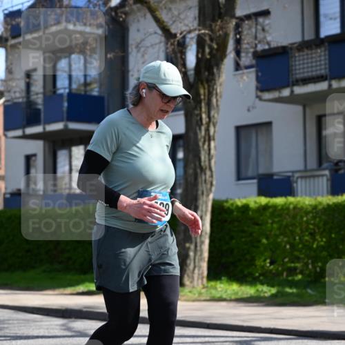 12.04.2026 - 45. Internationalen Wilhelmsburger Insellauf J. Mangold http://msf.ph/oto/9472067 12.04.2026 11:28:35 Ziel 2297, 2429, 2342, 2109 meine-sportfotos.de