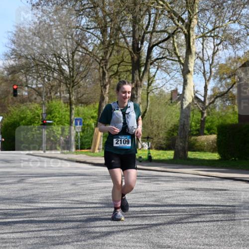 12.04.2026 - 45. Internationalen Wilhelmsburger Insellauf J. Mangold http://msf.ph/oto/9472071 12.04.2026 11:28:40 Ziel 2297, 2429, 2342, 2109 meine-sportfotos.de