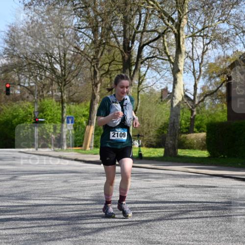 12.04.2026 - 45. Internationalen Wilhelmsburger Insellauf J. Mangold http://msf.ph/oto/9472073 12.04.2026 11:28:41 Ziel 2297, 2429, 2342, 2342, 2109 meine-sportfotos.de