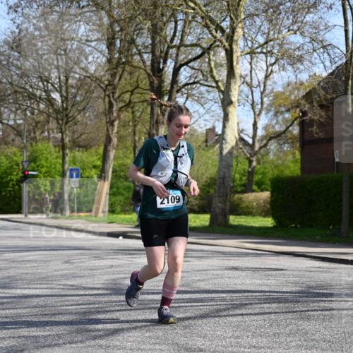 12.04.2026 - 45. Internationalen Wilhelmsburger Insellauf J. Mangold http://msf.ph/oto/9472080 12.04.2026 11:28:41 Ziel 2297, 2429, 2342, 2342, 2109 meine-sportfotos.de