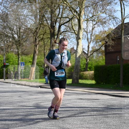 12.04.2026 - 45. Internationalen Wilhelmsburger Insellauf J. Mangold http://msf.ph/oto/9472082 12.04.2026 11:28:41 Ziel 2297, 2429, 2342, 2342, 2109 meine-sportfotos.de