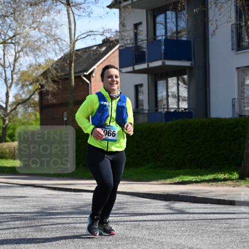 12.04.2026 - 45. Internationalen Wilhelmsburger Insellauf J. Mangold http://msf.ph/oto/9472205 12.04.2026 11:29:09 Ziel 4066, 3545, 4589, 4784 meine-sportfotos.de
