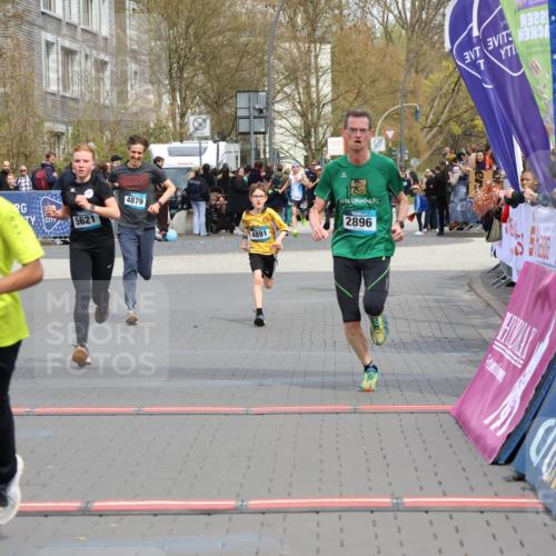 12.04.2026 - 45. Internationalen Wilhelmsburger Insellauf Strokosch-Dieckow http://msf.ph/oto/9472290 12.04.2026 12:53:23 Ziel 5763, 2896, 5621, 4879, 4891 meine-sportfotos.de