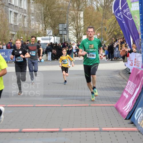 12.04.2026 - 45. Internationalen Wilhelmsburger Insellauf Strokosch-Dieckow http://msf.ph/oto/9472307 12.04.2026 12:53:23 Ziel 5763, 2896, 5621, 4879, 4891 meine-sportfotos.de