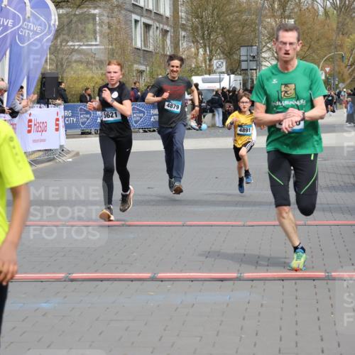 12.04.2026 - 45. Internationalen Wilhelmsburger Insellauf Strokosch-Dieckow http://msf.ph/oto/9472368 12.04.2026 12:53:25 Ziel 5763, 2896, 5621, 4879, 4891, 5127 meine-sportfotos.de
