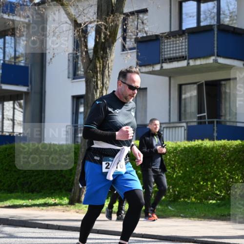 12.04.2026 - 45. Internationalen Wilhelmsburger Insellauf J. Mangold http://msf.ph/oto/9472531 12.04.2026 11:30:09 Ziel 3839, 2697, 2698, 2476, 2498, 4737, 2480 meine-sportfotos.de