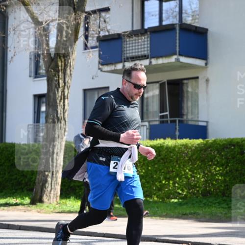 12.04.2026 - 45. Internationalen Wilhelmsburger Insellauf J. Mangold http://msf.ph/oto/9472535 12.04.2026 11:30:10 Ziel 3839, 2697, 2698, 2476, 2498, 4737, 2480 meine-sportfotos.de