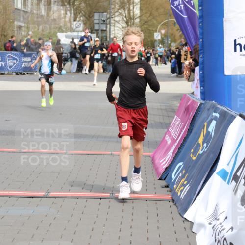 12.04.2026 - 45. Internationalen Wilhelmsburger Insellauf Strokosch-Dieckow http://msf.ph/oto/9472554 12.04.2026 12:53:29 Ziel 5621, 4879, 4891, 5127, 2218 meine-sportfotos.de