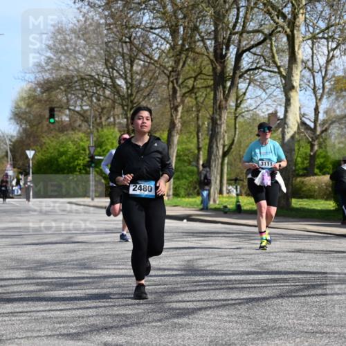 12.04.2026 - 45. Internationalen Wilhelmsburger Insellauf J. Mangold http://msf.ph/oto/9472574 12.04.2026 11:30:37 Ziel 4737, 2480, 3111, 2524, 2475, 2279 meine-sportfotos.de