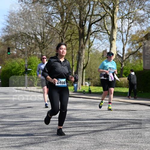 12.04.2026 - 45. Internationalen Wilhelmsburger Insellauf J. Mangold http://msf.ph/oto/9472586 12.04.2026 11:30:37 Ziel 4737, 2480, 3111, 2524, 2475, 2279 meine-sportfotos.de