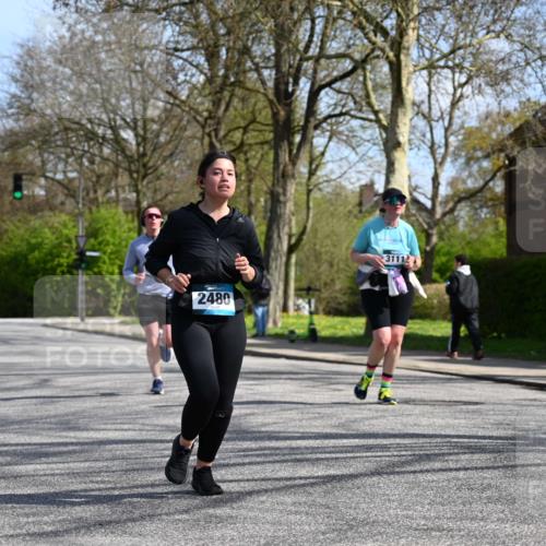 12.04.2026 - 45. Internationalen Wilhelmsburger Insellauf J. Mangold http://msf.ph/oto/9472589 12.04.2026 11:30:38 Ziel 4737, 2480, 3111, 2524, 2475, 2279 meine-sportfotos.de