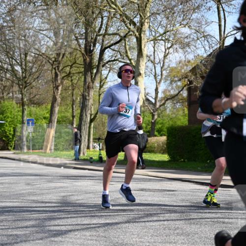 12.04.2026 - 45. Internationalen Wilhelmsburger Insellauf J. Mangold http://msf.ph/oto/9472611 12.04.2026 11:30:39 Ziel 4737, 2480, 3111, 2524, 2475, 2279 meine-sportfotos.de