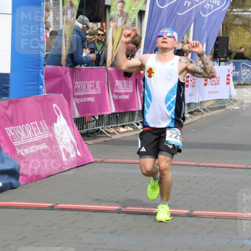 12.04.2026 - 45. Internationalen Wilhelmsburger Insellauf Strokosch-Dieckow http://msf.ph/oto/9472635 12.04.2026 12:53:33 Ziel 2218, 4183, 3749 meine-sportfotos.de