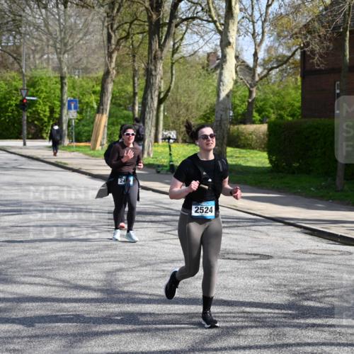 12.04.2026 - 45. Internationalen Wilhelmsburger Insellauf J. Mangold http://msf.ph/oto/9472647 12.04.2026 11:30:57 Ziel 2480, 3111, 2524, 2475, 2279, 3058 meine-sportfotos.de