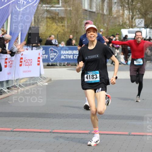 12.04.2026 - 45. Internationalen Wilhelmsburger Insellauf Strokosch-Dieckow http://msf.ph/oto/9472650 12.04.2026 12:53:35 Ziel 2218, 4183, 3749, 3160 meine-sportfotos.de