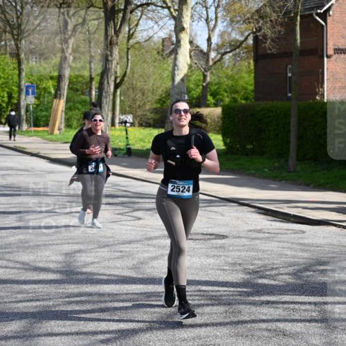 12.04.2026 - 45. Internationalen Wilhelmsburger Insellauf J. Mangold http://msf.ph/oto/9472659 12.04.2026 11:30:57 Ziel 2480, 3111, 2524, 2475, 2279, 3058 meine-sportfotos.de