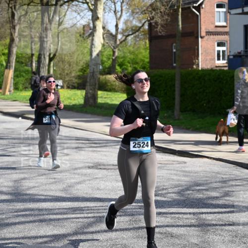 12.04.2026 - 45. Internationalen Wilhelmsburger Insellauf J. Mangold http://msf.ph/oto/9472680 12.04.2026 11:30:58 Ziel 3111, 2524, 2475, 2279, 3058 meine-sportfotos.de