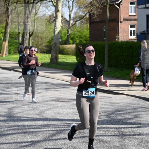 12.04.2026 - 45. Internationalen Wilhelmsburger Insellauf J. Mangold http://msf.ph/oto/9472687 12.04.2026 11:30:58 Ziel 3111, 2524, 2475, 2279, 3058 meine-sportfotos.de