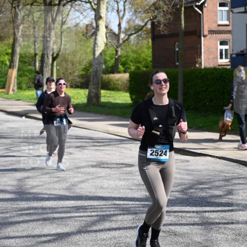 12.04.2026 - 45. Internationalen Wilhelmsburger Insellauf J. Mangold http://msf.ph/oto/9472691 12.04.2026 11:30:58 Ziel 3111, 2524, 2475, 2279, 3058 meine-sportfotos.de