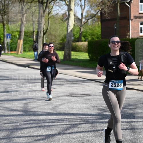 12.04.2026 - 45. Internationalen Wilhelmsburger Insellauf J. Mangold http://msf.ph/oto/9472700 12.04.2026 11:30:58 Ziel 3111, 2524, 2475, 2279, 3058 meine-sportfotos.de