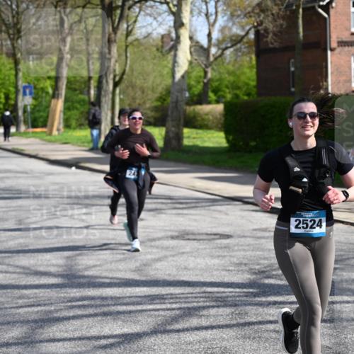 12.04.2026 - 45. Internationalen Wilhelmsburger Insellauf J. Mangold http://msf.ph/oto/9472704 12.04.2026 11:30:58 Ziel 3111, 2524, 2475, 2279, 3058 meine-sportfotos.de