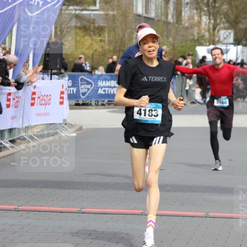12.04.2026 - 45. Internationalen Wilhelmsburger Insellauf Strokosch-Dieckow http://msf.ph/oto/9472705 12.04.2026 12:53:36 Ziel 2218, 4183, 3749, 3160 meine-sportfotos.de