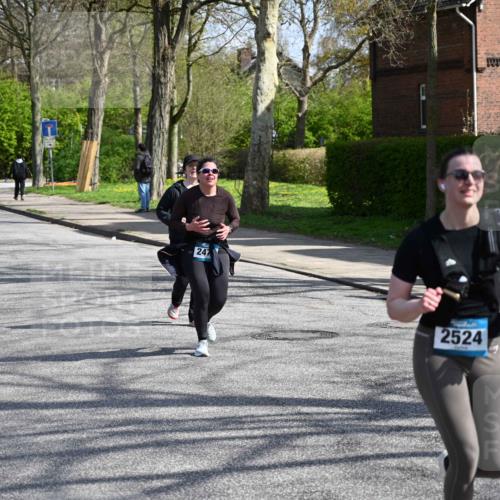 12.04.2026 - 45. Internationalen Wilhelmsburger Insellauf J. Mangold http://msf.ph/oto/9472707 12.04.2026 11:30:58 Ziel 3111, 2524, 2475, 2279, 3058 meine-sportfotos.de