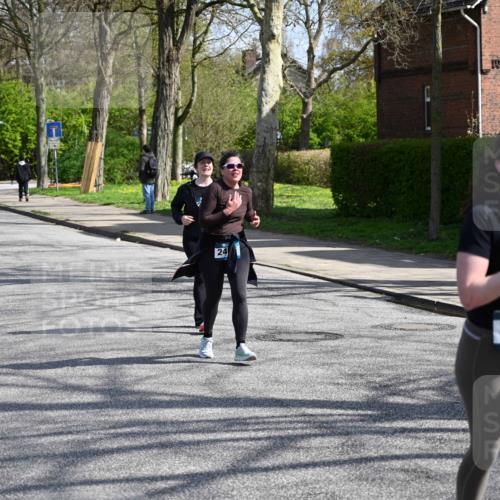 12.04.2026 - 45. Internationalen Wilhelmsburger Insellauf J. Mangold http://msf.ph/oto/9472713 12.04.2026 11:30:59 Ziel 3111, 2524, 2475, 2279, 3058 meine-sportfotos.de