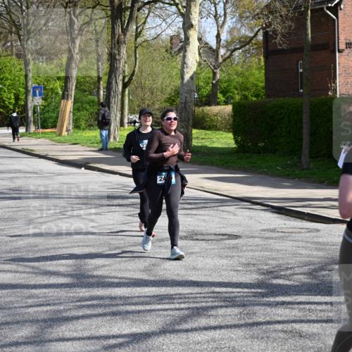 12.04.2026 - 45. Internationalen Wilhelmsburger Insellauf J. Mangold http://msf.ph/oto/9472716 12.04.2026 11:30:59 Ziel 3111, 2524, 2475, 2279, 3058 meine-sportfotos.de