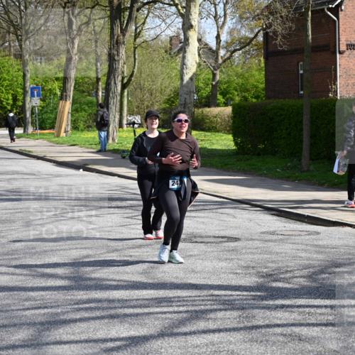 12.04.2026 - 45. Internationalen Wilhelmsburger Insellauf J. Mangold http://msf.ph/oto/9472723 12.04.2026 11:30:59 Ziel 3111, 2524, 2475, 2279, 3058 meine-sportfotos.de
