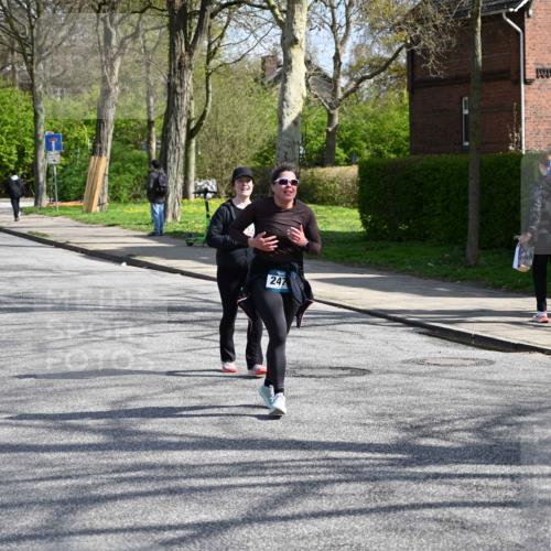 12.04.2026 - 45. Internationalen Wilhelmsburger Insellauf J. Mangold http://msf.ph/oto/9472727 12.04.2026 11:30:59 Ziel 3111, 2524, 2475, 2279, 3058 meine-sportfotos.de