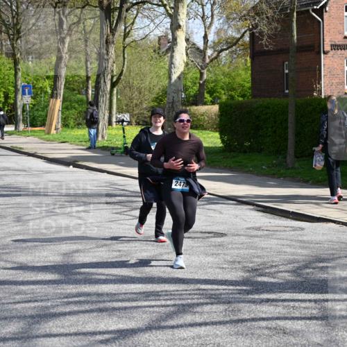 12.04.2026 - 45. Internationalen Wilhelmsburger Insellauf J. Mangold http://msf.ph/oto/9472733 12.04.2026 11:30:59 Ziel 3111, 2524, 2475, 2279, 3058 meine-sportfotos.de
