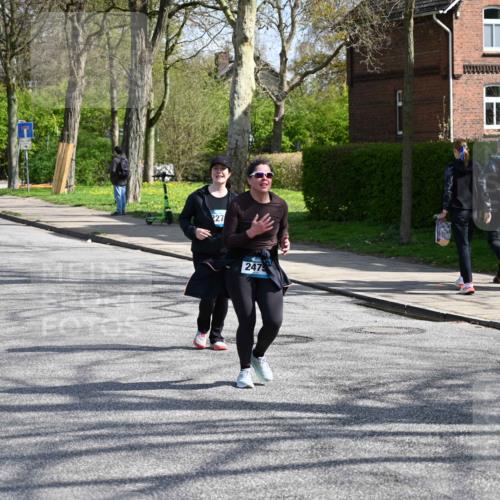 12.04.2026 - 45. Internationalen Wilhelmsburger Insellauf J. Mangold http://msf.ph/oto/9472737 12.04.2026 11:30:59 Ziel 3111, 2524, 2475, 2279, 3058 meine-sportfotos.de
