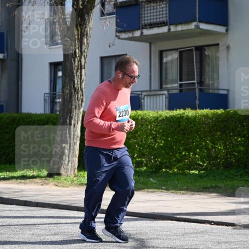 12.04.2026 - 45. Internationalen Wilhelmsburger Insellauf J. Mangold http://msf.ph/oto/9472741 12.04.2026 11:32:49 Ziel 2244, 2245, 3474, 4509, 2230, 2233 meine-sportfotos.de