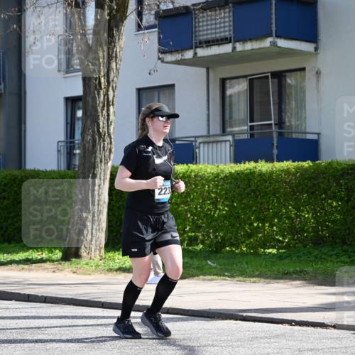 12.04.2026 - 45. Internationalen Wilhelmsburger Insellauf J. Mangold http://msf.ph/oto/9472868 12.04.2026 11:33:13 Ziel 3474, 4509, 2230, 2233, 4939 meine-sportfotos.de