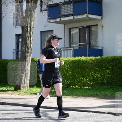 12.04.2026 - 45. Internationalen Wilhelmsburger Insellauf J. Mangold http://msf.ph/oto/9472871 12.04.2026 11:33:13 Ziel 3474, 4509, 2230, 2233, 4939 meine-sportfotos.de