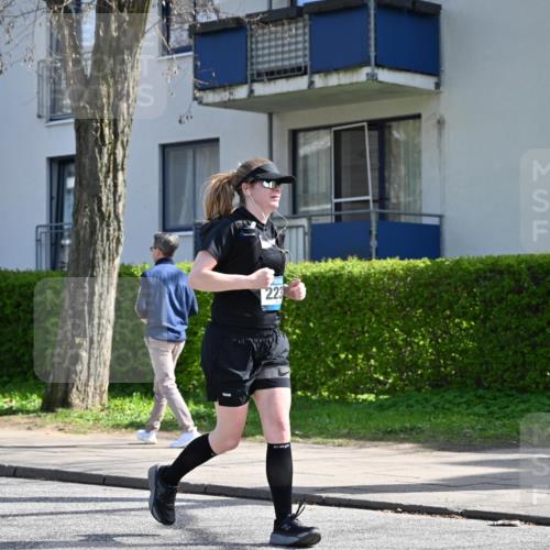 12.04.2026 - 45. Internationalen Wilhelmsburger Insellauf J. Mangold http://msf.ph/oto/9472874 12.04.2026 11:33:13 Ziel 3474, 4509, 2230, 2233, 4939 meine-sportfotos.de