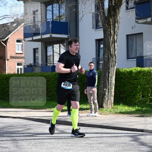 12.04.2026 - 45. Internationalen Wilhelmsburger Insellauf J. Mangold http://msf.ph/oto/9472937 12.04.2026 11:33:19 Ziel 2233, 4939 meine-sportfotos.de
