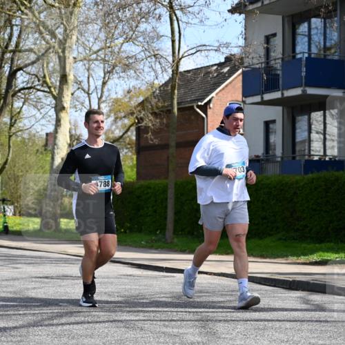 12.04.2026 - 45. Internationalen Wilhelmsburger Insellauf J. Mangold http://msf.ph/oto/9473031 12.04.2026 11:34:46 Ziel 3371, 2703, 4788 meine-sportfotos.de