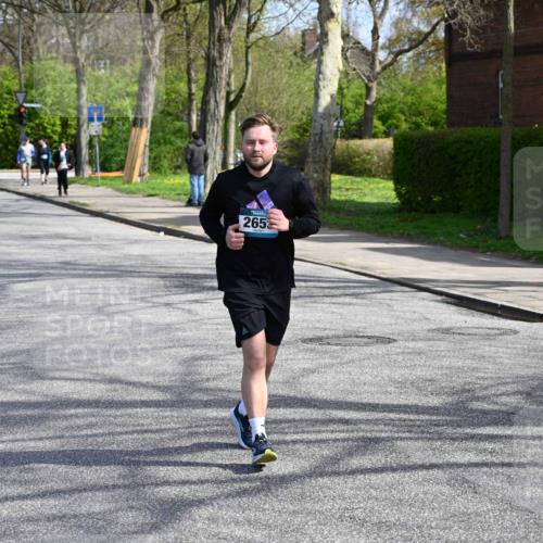 12.04.2026 - 45. Internationalen Wilhelmsburger Insellauf J. Mangold http://msf.ph/oto/9473131 12.04.2026 11:36:05 Ziel 4174, 2653, 2428, 2427 meine-sportfotos.de