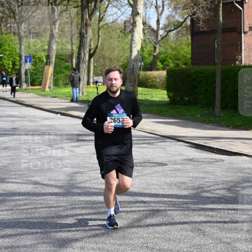 12.04.2026 - 45. Internationalen Wilhelmsburger Insellauf J. Mangold http://msf.ph/oto/9473137 12.04.2026 11:36:05 Ziel 4174, 2653, 2428, 2427 meine-sportfotos.de